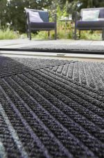 DUNE-Stripes-dark-grey_45x75cm_9010216054323_u_60x90cm_9010216054361_06_CLOSE-UP_kl