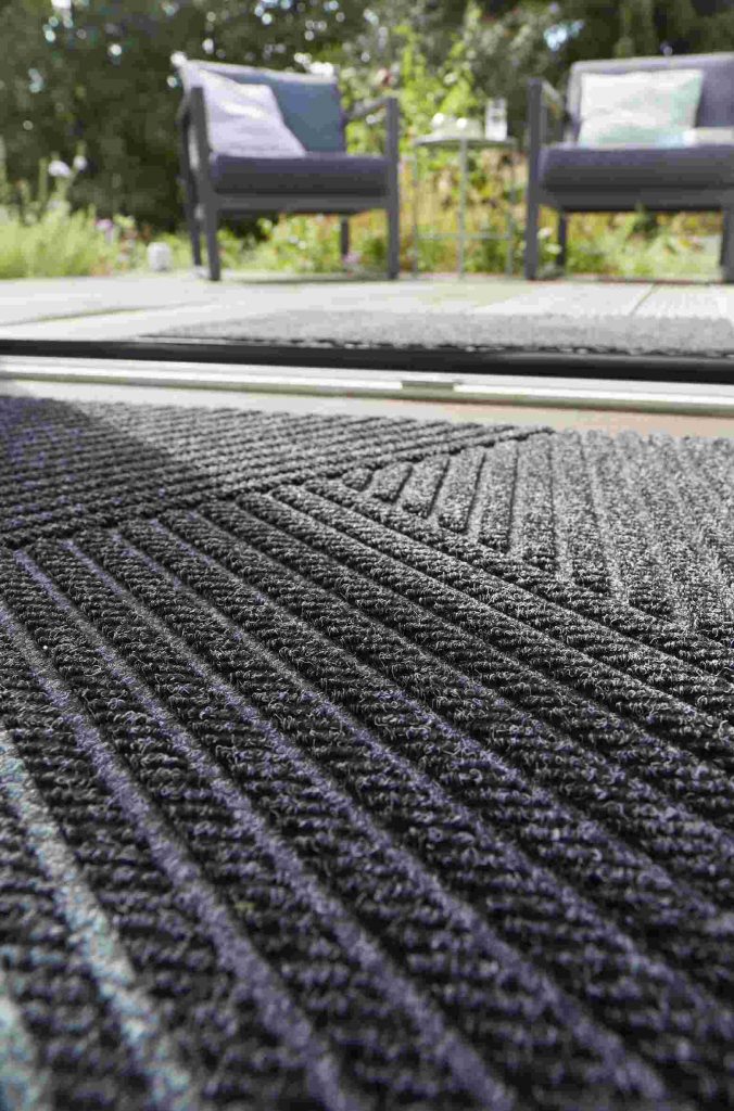 DUNE-Stripes-dark-grey_45x75cm_9010216054323_u_60x90cm_9010216054361_06_CLOSE-UP_kl