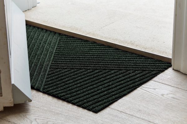 DUNE-Stripes-midnight-green_45x75cm_05_9010216075120_MILIEU_kl